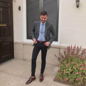 Casualowy look z czarnymi jeansami